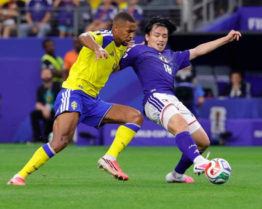 June 25, 2026, Arlington, Texas, USA: Sweden defender ISAK HIEN (4) battles Japan forward AYASE UEDA (18) for the ball during the 2026 FIFA World Cup, WM, Weltmeisterschaft, Fussball Group F match between Japan and Sweden at Dallas Stadium on June 25, 2026 in Arlington, Texas. FIFA World Cup 2026 - Japan1:1Sweden  - ZUMAa325 20260625_zsa_a325_049 Copyright: xDavidxBalleringxIix