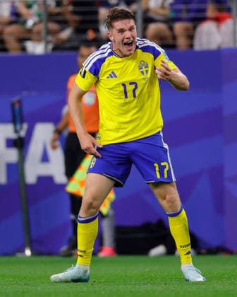 June 25, 2026, Arlington, Texas, USA: Sweden forward VIKTOR GYo KERES (17) complains about a non-call during the 2026 FIFA World Cup, WM, Weltmeisterschaft, Fussball Group F match between Japan and Sweden at Dallas Stadium on June 25, 2026 in Arlington, Texas. FIFA World Cup 2026 - Japan1:1Sweden  - ZUMAa325 20260625_zsa_a325_054 Copyright: xDavidxBalleringxIix
