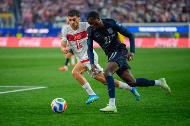 Turkiye v USA - FIFA World Cup, WM, Weltmeisterschaft, Fussball 2026 - Group D LOS ANGELES, CALIFORNIA - JUNE 25: Oguz Aydin (24) of Turkiye in action against Tim Weah (21) of USA during the 2026 FIFA World Cup First Stage Group D match between Turkiye and USA at the Los Angeles Stadium (SoFi Stadium) in Inglewood, California, United States on June 25, 2026. Tayfun Coskun Anadolu California United States. Editorial use only. Please get in touch for any other usage.  Copyright: x2026xAnadoluxTayfunxCoskunx