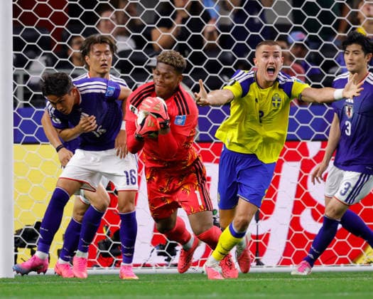 June 25, 2026, Arlington, Texas, USA: Japan goalkeeper ZION SUZUKI (1) makes a stop on a shot by Sweden defender GUSTAF LAGERBIELKE (2) during the 2026 FIFA World Cup, WM, Weltmeisterschaft, Fussball Group F match between Japan and Sweden at Dallas Stadium on June 25, 2026 in Arlington, Texas. FIFA World Cup 2026 - Japan1:1Sweden  - ZUMAa325 20260625_zsa_a325_060 Copyright: xDavidxBalleringxIix