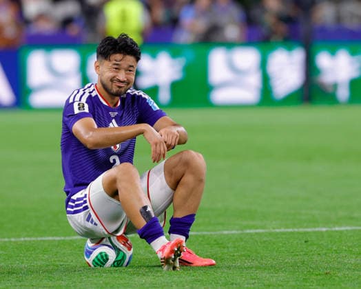 June 25, 2026, Arlington, Texas, USA: Japan defender YUKINARI SUGAWARA (2) sits on the ball after the final whistle after the 2026 FIFA World Cup, WM, Weltmeisterschaft, Fussball Group F match between Japan and Sweden at Dallas Stadium on June 25, 2026 in Arlington, Texas. FIFA World Cup 2026 - Japan1:1Sweden  - ZUMAa325 20260625_zsa_a325_061 Copyright: xDavidxBalleringxIix