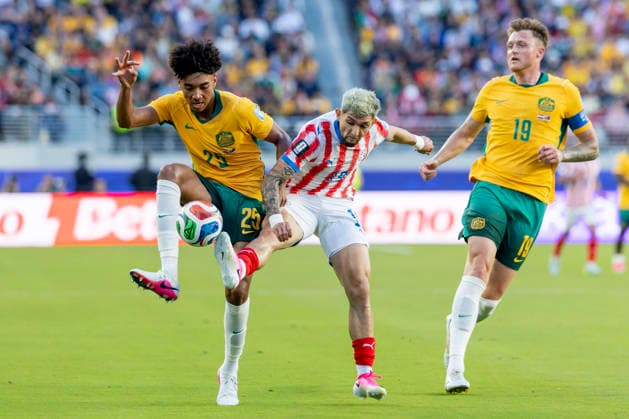 SANTA CLARA, CA - JUNE 25: Lucas Herrington 25 of Australia and Julio Enciso 19 of Paraguay fight for the ball during the FIFA World Cup, WM, Weltmeisterschaft, Fussball Group D match between Paraguay and Australia on June 25, 2026 at San Francisco Bay Area Stadium in Santa Clara, CA. (Photo by Bob Kupbens Icon Sportswire) SOCCER: JUN 25 FIFA World Cup 26 Group D - Paraguay vs Australia EDITORIAL USE ONLY Icon260625026