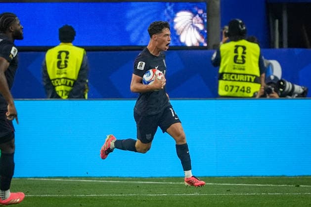 USA: Fußball FIFA World Cup, WM, Weltmeisterschaft, Fussball 2026 Gruppenphase Gruppe A Türkei vs USA SoFi Stadium (Inglewood, Los Angeles County, Kalifornien): Tor und Torjubel zum 2:2 Ausgleich durch Sebastian Berhalter (USA, 14) Freude, Emotionen, Jubel *** USA Soccer 2026 FIFA World Cup Group Stage Group A Turkey vs. USA SoFi Stadium, Inglewood, Los Angeles County, California Goal and goal celebration following the 2–2 equalizer by Sebastian Berhalter (USA), 14 Joy, emotion, celebration Copyright: xJOERANxSTEINSIEKx