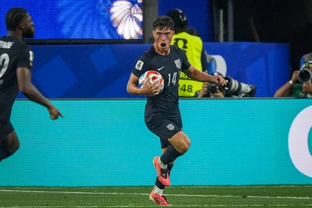 USA: Fußball FIFA World Cup, WM, Weltmeisterschaft, Fussball 2026 Gruppenphase Gruppe A Türkei vs USA SoFi Stadium (Inglewood, Los Angeles County, Kalifornien): Tor und Torjubel zum 2:2 Ausgleich durch Sebastian Berhalter (USA, 14) Freude, Emotionen, Jubel *** USA Soccer 2026 FIFA World Cup Group Stage Group A Turkey vs. USA SoFi Stadium, Inglewood, Los Angeles County, California Goal and goal celebration following the 2–2 equalizer by Sebastian Berhalter (USA), 14 Joy, emotion, celebration Copyright: xJOERANxSTEINSIEKx
