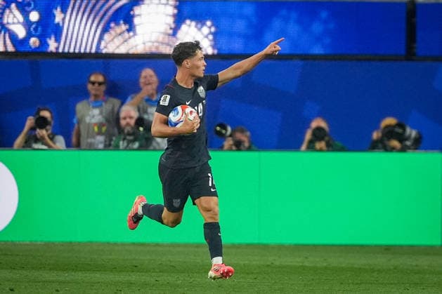 USA: Fußball FIFA World Cup, WM, Weltmeisterschaft, Fussball 2026 Gruppenphase Gruppe A Türkei vs USA SoFi Stadium (Inglewood, Los Angeles County, Kalifornien): Tor und Torjubel zum 2:2 Ausgleich durch Sebastian Berhalter (USA, 14) Freude, Emotionen, Jubel *** USA Soccer 2026 FIFA World Cup Group Stage Group A Turkey vs. USA SoFi Stadium, Inglewood, Los Angeles County, California Goal and goal celebration following the 2–2 equalizer by Sebastian Berhalter (USA), 14 Joy, emotion, celebration Copyright: xJOERANxSTEINSIEKx