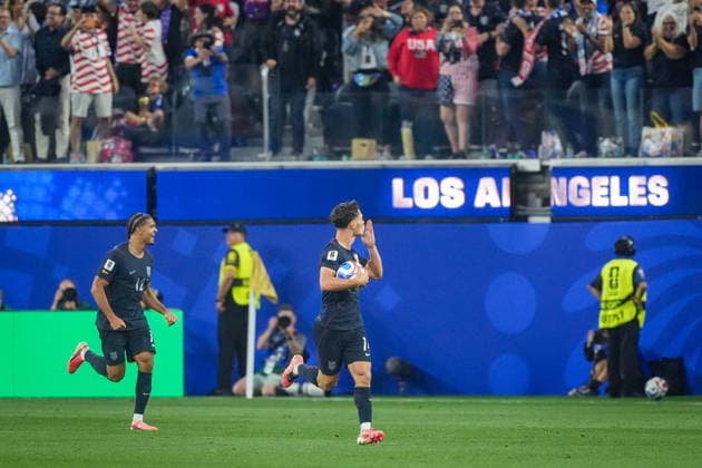 USA: Fußball FIFA World Cup, WM, Weltmeisterschaft, Fussball 2026 Gruppenphase Gruppe A Türkei vs USA SoFi Stadium (Inglewood, Los Angeles County, Kalifornien): Tor und Torjubel zum 2:2 Ausgleich durch Sebastian Berhalter (USA, 14) Freude, Emotionen, Jubel *** USA Soccer 2026 FIFA World Cup Group Stage Group A Turkey vs. USA SoFi Stadium, Inglewood, Los Angeles County, California Goal and goal celebration following the 2–2 equalizer by Sebastian Berhalter (USA), 14 Joy, emotion, celebration Copyright: xJOERANxSTEINSIEKx