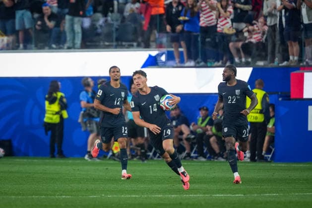 USA: Fußball FIFA World Cup, WM, Weltmeisterschaft, Fussball 2026 Gruppenphase Gruppe A Türkei vs USA SoFi Stadium (Inglewood, Los Angeles County, Kalifornien): Tor und Torjubel zum 2:2 Ausgleich durch Sebastian Berhalter (USA, 14) Freude, Emotionen, Jubel Miles Robinson (USA, 12) Mark McKenzie (USA, 22) *** USA Soccer FIFA World Cup 2026 Group Stage Group A Turkey vs. USA SoFi Stadium, Inglewood, Los Angeles County, California Goal and goal celebration following the 2–2 equalizer by Sebastian Berhalter (USA), 14 Joy, emotions, celebration Miles Robinson (USA), 12 Mark McKenzie (USA), 22 Copyright: xJOERANxSTEINSIEKx