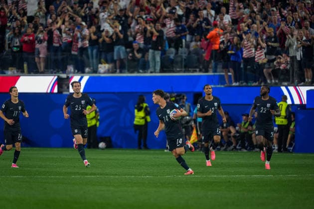 USA: Fußball FIFA World Cup, WM, Weltmeisterschaft, Fussball 2026 Gruppenphase Gruppe A Türkei vs USA SoFi Stadium (Inglewood, Los Angeles County, Kalifornien): Tor und Torjubel zum 2:2 Ausgleich durch Sebastian Berhalter (USA, 14) Freude, Emotionen, Jubel *** USA Soccer 2026 FIFA World Cup Group Stage Group A Turkey vs. USA SoFi Stadium, Inglewood, Los Angeles County, California Goal and goal celebration following the 2-2 equalizer by Sebastian Berhalter (USA), 14 Joy, emotions, cheering Copyright: xJOERANxSTEINSIEKx