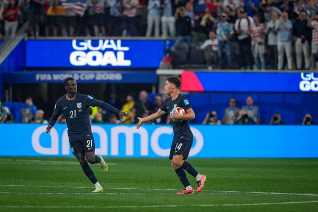 USA: Fußball FIFA World Cup, WM, Weltmeisterschaft, Fussball 2026 Gruppenphase Gruppe A Türkei vs USA SoFi Stadium (Inglewood, Los Angeles County, Kalifornien): Tor und Torjubel zum 2:2 Ausgleich durch Sebastian Berhalter (USA, 14) Freude, Emotionen, Jubel Timothy Weah (USA, 21) *** USA Soccer 2026 FIFA World Cup Group Stage Group A Turkey vs. USA SoFi Stadium, Inglewood, Los Angeles County, California Goal and celebration following the 2–2 equalizer by Sebastian Berhalter (USA), 14 Joy, emotion, celebration Timothy Weah (USA), 21 Copyright: xJOERANxSTEINSIEKx