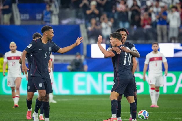 USA: Fußball FIFA World Cup, WM, Weltmeisterschaft, Fussball 2026 Gruppenphase Gruppe A Türkei vs USA SoFi Stadium (Inglewood, Los Angeles County, Kalifornien): Tor und Torjubel zum 2:2 Ausgleich durch Sebastian Berhalter (USA, 14) Freude, Emotionen, Jubel Auston Trusty (USA, 6) *** USA Soccer 2026 FIFA World Cup Group Stage Group A Turkey vs. USA SoFi Stadium, Inglewood, Los Angeles County, California Goal and celebration following the 2-2 equalizer by Sebastian Berhalter (USA), 14 Joy, emotion, celebration Auston Trusty (USA), 6 Copyright: xJOERANxSTEINSIEKx