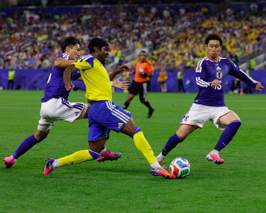 June 25, 2026, Arlington, Texas, USA: Sweden forward ANTHONY ELANGA (11) kicks the ball away from Japan midfielder DAICHI KAMADA (15) and another player for Japan during the 2026 FIFA World Cup, WM, Weltmeisterschaft, Fussball Group F match between Japan and Sweden at Dallas Stadium on June 25, 2026 in Arlington, Texas. Arlington USA - ZUMAa325 20260625_zsa_a325_046 Copyright: xDavidxBalleringxIix