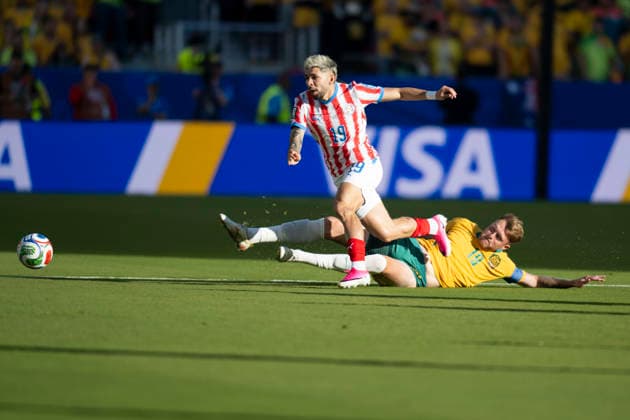 June 25, 2026, Santa Clara, California, USA: June 25, 2026, Santa Clara, California, USA: Paraguayan midfielder JULIO ENCISO (19) gets tripped during the World Cup 2026 Group D soccer match between Paraguay and Australia. Santa Clara USA - ZUMAk194 20260625_zsp_k194_001 Copyright: xKaixRiverxKanzerx