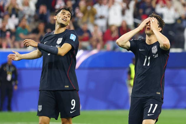 Ricardo Pepi and Brenden Aaronson of the United States react after a shot missed on the Turkish goal in the second half of a FIFA World Cup, WM, Weltmeisterschaft, Fussball match at Los Angeles Stadium in Los Angeles, on Thursday, June 25, 2026.  LAP20260625822 CHRISTIANxBRUNSKILL