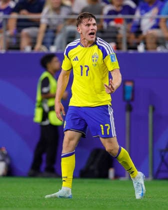 June 25, 2026, Arlington, Texas, USA: Sweden forward VIKTOR GYo KERES (17) complains about a non-call during the 2026 FIFA World Cup, WM, Weltmeisterschaft, Fussball Group F match between Japan and Sweden at Dallas Stadium on June 25, 2026 in Arlington, Texas. Arlington USA - ZUMAa325 20260625_zsa_a325_044 Copyright: xDavidxBalleringxIix