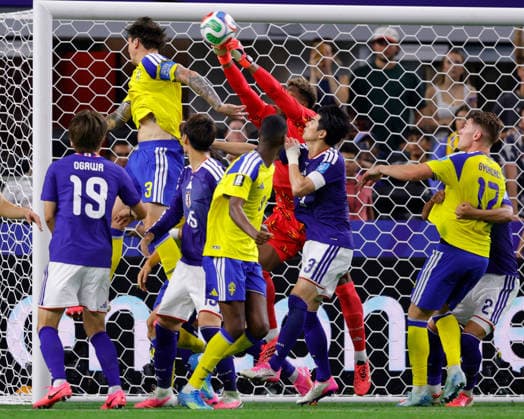 June 25, 2026, Arlington, Texas, USA: Japan goalkeeper ZION SUZUKI (1) makes a stop during the 2026 FIFA World Cup, WM, Weltmeisterschaft, Fussball Group F match between Japan and Sweden at Dallas Stadium on June 25, 2026 in Arlington, Texas. Arlington USA - ZUMAa325 20260625_zsa_a325_045 Copyright: xDavidxBalleringxIix