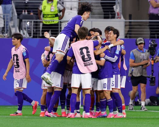 June 25, 2026, Arlington, Texas, USA: Japan players celebrate a goal by Japan forward DAIZEN MAEDA (11) in the 56th minute during the 2026 FIFA World Cup, WM, Weltmeisterschaft, Fussball Group F match between Japan and Sweden at Dallas Stadium on June 25, 2026 in Arlington, Texas. Arlington USA - ZUMAa325 20260625_zsa_a325_041 Copyright: xDavidxBalleringxIix
