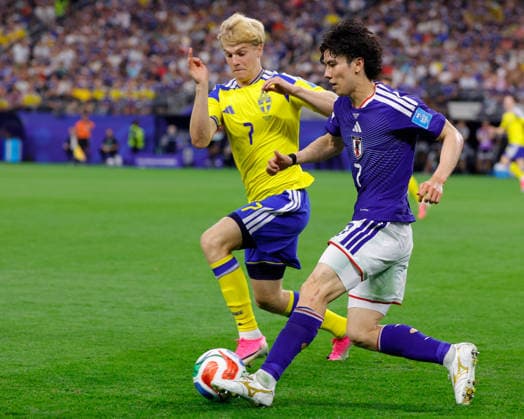 June 25, 2026, Arlington, Texas, USA: Japan midfielder AO TANAKA (7) kicks the ball away from Sweden midfielder LUCAS BERGVALL (7) during the 2026 FIFA World Cup, WM, Weltmeisterschaft, Fussball Group F match between Japan and Sweden at Dallas Stadium on June 25, 2026 in Arlington, Texas. Arlington USA - ZUMAa325 20260625_zsa_a325_035 Copyright: xDavidxBalleringxIix