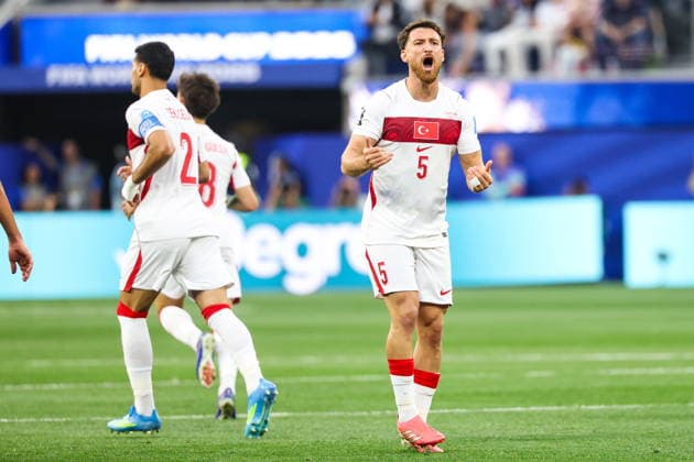 FIFA World Cup, WM, Weltmeisterschaft, Fussball 2026 - Group D - Turkey vs USA Turkey midfielder Salih Ozcan celebrates with his teammates after a goal in the first half of the FIFA World Cup 2026 group stage match Turkey against USA, in Los Angeles, USA, 25 June 2026. LOS ANGELES United States  Copyright: xCHRISTOPHERxTORRESx
