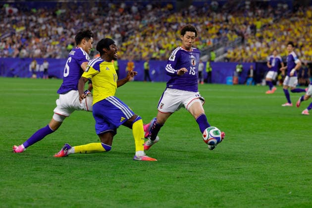June 25, 2026, Arlington, Texas, USA: Japan midfielder DAICHI KAMADA (15) blocks a kick by Sweden forward ANTHONY ELANGA (11) as Japan midfielder WATARU ENDO (6) defends during the 2026 FIFA World Cup, WM, Weltmeisterschaft, Fussball Group F match between Japan and Sweden at Dallas Stadium on June 25, 2026 in Arlington, Texas. Arlington USA - ZUMAa325 20260625_zsa_a325_032 Copyright: xDavidxBalleringxIix