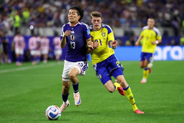 ARLINGTON, TX - JUNE 25: Nakamura Keito 13 of Japan and Alexander Bernhardsson 2 of Team Sweden vie for the ball during the FIFA World Cup, WM, Weltmeisterschaft, Fussball 2026 Cup Group F match between Japan and Sweden at Dallas Stadium on June 25, 2026 in Arlington, Texas.  Copyright: xWuxZhizhaox 111650524323