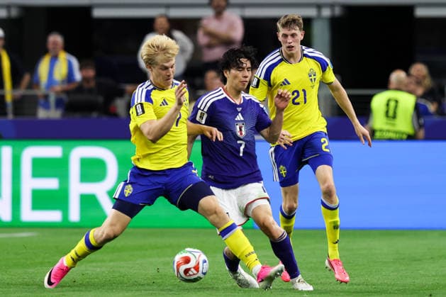 ARLINGTON, TX - JUNE 25: Lucas Bergvall 7 of Team Sweden and Tanaka Ao 7 of Japan vie for the ball during the FIFA World Cup, WM, Weltmeisterschaft, Fussball 2026 Cup Group F match between Japan and Sweden at Dallas Stadium on June 25, 2026 in Arlington, Texas.  Copyright: xWuxZhizhaox 111650524306