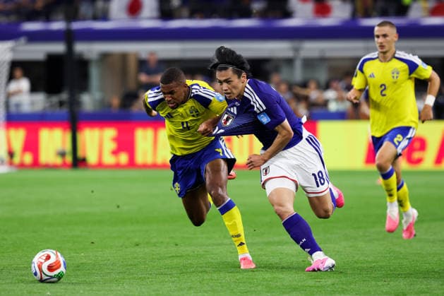 ARLINGTON, TX - JUNE 25: Isak Hien 4 of Team Sweden and Ueda Ayase 18 of Japan vie for the ball during the FIFA World Cup, WM, Weltmeisterschaft, Fussball 2026 Cup Group F match between Japan and Sweden at Dallas Stadium on June 25, 2026 in Arlington, Texas.  Copyright: xWuxZhizhaox 111650524307