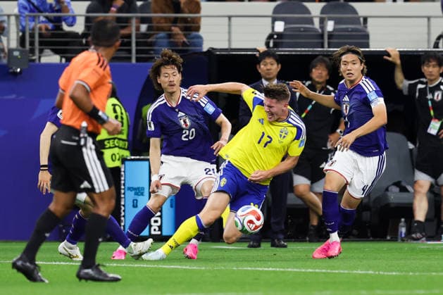 ARLINGTON, TX - JUNE 25: Viktor Gyokeres 17 of Team Sweden and Seko Ayumu 20 of Japan compete for the ball during the FIFA World Cup, WM, Weltmeisterschaft, Fussball 2026 Cup Group F match between Japan and Sweden at Dallas Stadium on June 25, 2026 in Arlington, Texas.  Copyright: xWuxZhizhaox 111650524309