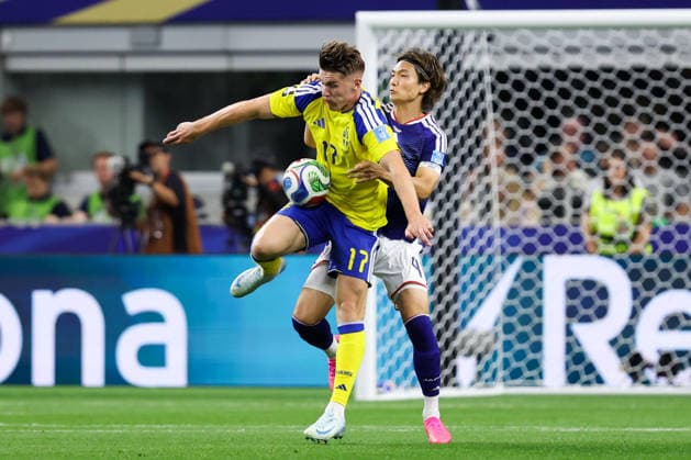ARLINGTON, TX - JUNE 25: Viktor Gyokeres 17 of Team Sweden and Itakura Kou 4 of Japan compete for the ball during the FIFA World Cup, WM, Weltmeisterschaft, Fussball 2026 Cup Group F match between Japan and Sweden at Dallas Stadium on June 25, 2026 in Arlington, Texas.  Copyright: xWuxZhizhaox 111650524313