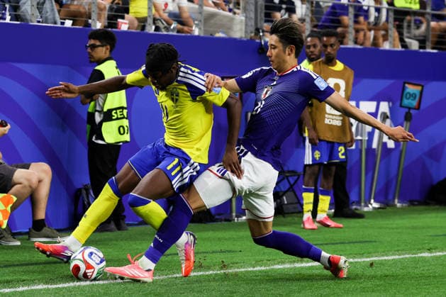 ARLINGTON, TX - JUNE 25: Anthony Elanga 11 of Team Sweden and Ito Hiroki 21 of Japan compete for the ball during the FIFA World Cup, WM, Weltmeisterschaft, Fussball 2026 Cup Group F match between Japan and Sweden at Dallas Stadium on June 25, 2026 in Arlington, Texas.  Copyright: xWuxZhizhaox 111650524315
