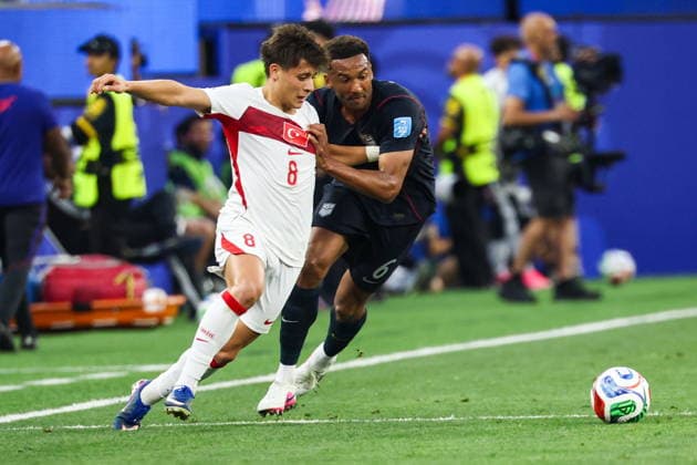 FIFA World Cup, WM, Weltmeisterschaft, Fussball 2026 - Group D - Turkey vs USA Turkey midfielder Arda Guler goes around United States of America defender Auston Trusty in the first half of the FIFA World Cup 2026 group stage match Turkey against USA, in Los Angeles, USA, 25 June 2026. LOS ANGELES United States  Copyright: xCHRISTOPHERxTORRESx