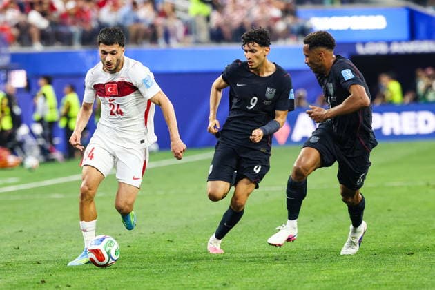 FIFA World Cup, WM, Weltmeisterschaft, Fussball 2026 - Group D - Turkey vs USA Turkey midfielder Oguz AydÄ±n dribbles past United States of America defender Auston Trusty and forward Ricardo Pepi in the first half of the FIFA World Cup 2026 group stage match Turkey against USA, in Los Angeles, USA, 25 June 2026. LOS ANGELES United States  Copyright: xCHRISTOPHERxTORRESx