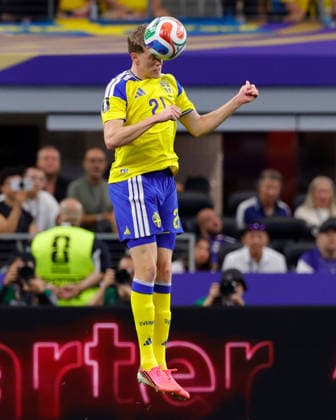 June 25, 2026, Arlington, Texas, USA: Sweden forward ALEXANDER BERNHARDSSON (21) heads the ball during the 2026 FIFA World Cup, WM, Weltmeisterschaft, Fussball Group F match between Japan and Sweden at Dallas Stadium on June 25, 2026 in Arlington, Texas. Arlington USA - ZUMAa325 20260625_zsa_a325_022 Copyright: xDavidxBalleringxIix