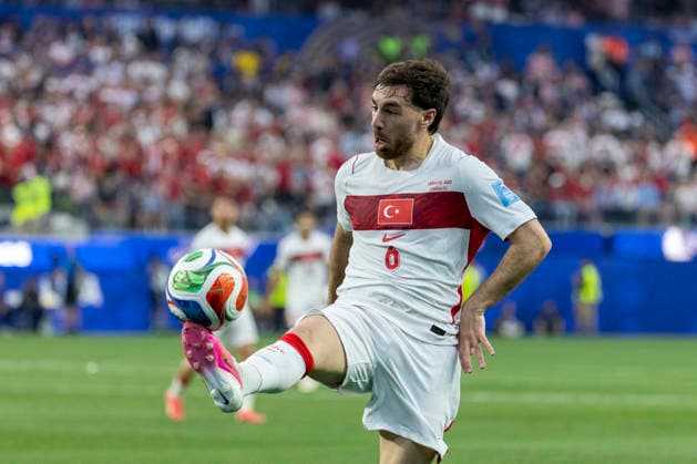 June 25, 2026, Los Angeles, California, USA: Turkey Orkun Kokcu (6) controls the ball against the United States during the FIFA World Cup, WM, Weltmeisterschaft, Fussball Group D soccer match at SoFi Stadium in Inglewood, Calif., Thursday, June 25, 2026. Los Angeles USA - ZUMAc68_ 20260625_zaf_c68_026 Copyright: xRingoxChiux