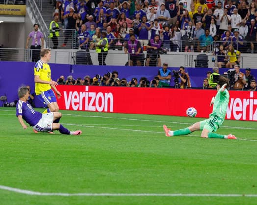 June 25, 2026, Arlington, Texas, USA: Japan forward DAIZEN MAEDA (11) kicks the ball past Sweden goalkeeper JACOB WIDELL ZETTERSTRo M (1) for a goal in the 56th minuteduring the 2026 FIFA World Cup, WM, Weltmeisterschaft, Fussball Group F match between Japan and Sweden at Dallas Stadium on June 25, 2026 in Arlington, Texas. Arlington USA - ZUMAa325 20260625_zsa_a325_020 Copyright: xDavidxBalleringxIix
