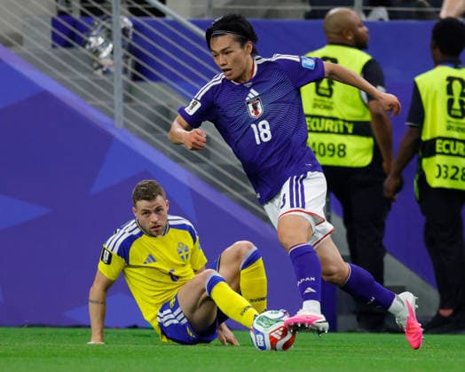 June 25, 2026, Arlington, Texas, USA: Japan forward AYASE UEDA (18) kicks the ball during the 2026 FIFA World Cup, WM, Weltmeisterschaft, Fussball Group F match between Japan and Sweden at Dallas Stadium on June 25, 2026 in Arlington, Texas. Arlington USA - ZUMAa325 20260625_zsa_a325_019 Copyright: xDavidxBalleringxIix