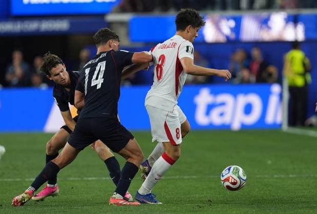 Turkiye v USA - FIFA World Cup, WM, Weltmeisterschaft, Fussball 2026 - Group D LOS ANGELES, CALIFORNIA - JUNE 25: Arda Guler (8) of Turkiye in action against Sebastian Berhalter (14) of USA during the 2026 FIFA World Cup First Stage Group D match between Turkiye and USA at the Los Angeles Stadium (SoFi Stadium) in Inglewood, California, United States on June 25, 2026. Tayfun Coskun Anadolu California United States. Editorial use only. Please get in touch for any other usage.  Copyright: x2026xAnadoluxTayfunxCoskunx