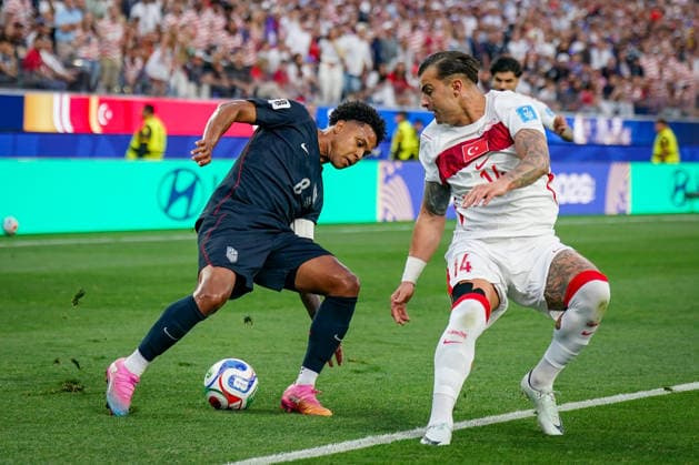 USA: Fußball FIFA World Cup, WM, Weltmeisterschaft, Fussball 2026 Gruppenphase Gruppe A Türkei vs USA SoFi Stadium (Inglewood, Los Angeles County, Kalifornien): Weston McKennie (USA, 8) Abdülkerim BARDAKCI Abdulkerim BARDAKCI (Turkey 14) *** USA Soccer 2026 FIFA World Cup Group Stage Group A Turkey vs. USA SoFi Stadium, Inglewood, Los Angeles County, California Weston McKennie (USA), 8 Abdülkerim BARDAKCI (Turkey), 14 Copyright: xJOERANxSTEINSIEKx