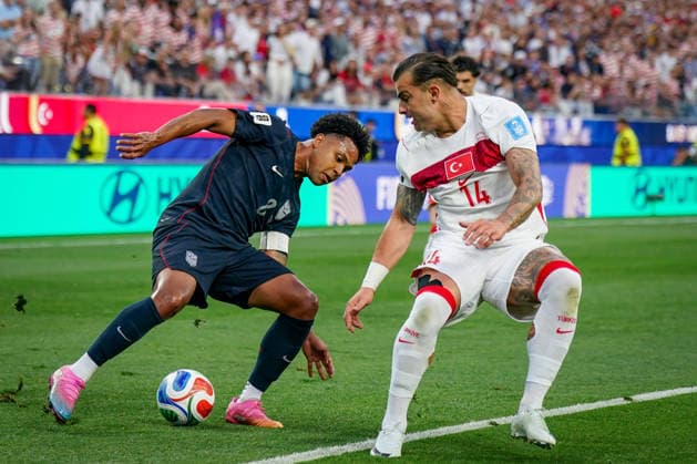 USA: Fußball FIFA World Cup, WM, Weltmeisterschaft, Fussball 2026 Gruppenphase Gruppe A Türkei vs USA SoFi Stadium (Inglewood, Los Angeles County, Kalifornien): Weston McKennie (USA, 8) Abdülkerim BARDAKCI Abdulkerim BARDAKCI (Turkey 14) *** USA Soccer 2026 FIFA World Cup Group Stage Group A Turkey vs. USA SoFi Stadium, Inglewood, Los Angeles County, California Weston McKennie (USA), 8 Abdülkerim BARDAKCI (Turkey), 14 Copyright: xJOERANxSTEINSIEKx