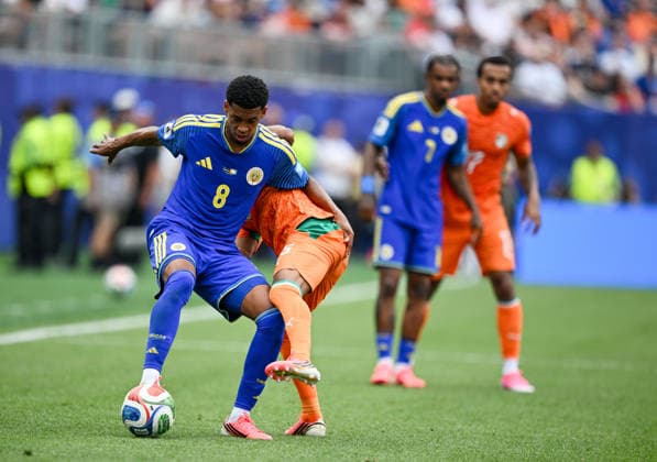 June 25, 2026, Philadelphia, Pennsylvania, United States: Curacao player, LIVANO COMENENCIA (8) in action against Ivory Coast player, AMAD DIALLO (15) during the Group E World Cup match at Philadelphia Stadium Philadelphia USA - ZUMArf1_ 20260625_spo_rf1_306 Copyright: xRickyxFitchettx