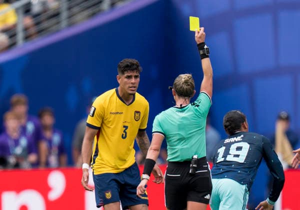 Piero Hincapie (Ecuador, 3) sieht von Tori Penso (Referee) die gelbe Karte FIFA World Cup, WM, Weltmeisterschaft, Fussball 2026: Ecuador vs Deutschland 25 June 2026, FIFA World Cup 2026: Ecuador vs Deutschland (Group E, Matchday 3) at New York New Jersey Stadium in East Rutherford, New Jersey, USA. *** Piero Hincapie (Ecuador, No. 3) receives a yellow card from referee Tori Penso during the 2026 FIFA World Cup match between Ecuador and Germany on June 25, 2026. The match was part of Group E, Matchday 3, and took place at New York New Jersey Stadium in East Rutherford, New Jersey, USA. Copyright: HMBxMedia xMarcoxBader