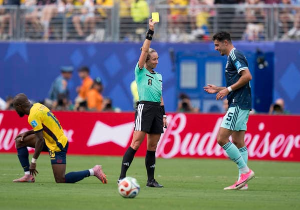 Aleksandar Pavlovic (Germany, 5) sieht von Tori Penso (Referee) die gelbe Karte FIFA World Cup, WM, Weltmeisterschaft, Fussball 2026: Ecuador vs Deutschland 25 June 2026, FIFA World Cup 2026: Ecuador vs Deutschland (Group E, Matchday 3) at New York New Jersey Stadium in East Rutherford, New Jersey, USA. *** Aleksandar Pavlovic (Germany, No. 5) receives a yellow card from referee Tori Penso. 2026 FIFA World Cup: Ecuador vs. Germany, June 25, 2026; 2026 FIFA World Cup: Ecuador vs. Germany, Group E, Matchday 3 at New York New Jersey Stadium in East Rutherford, New Jersey, USA Copyright: HMBxMedia xMarcoxBader