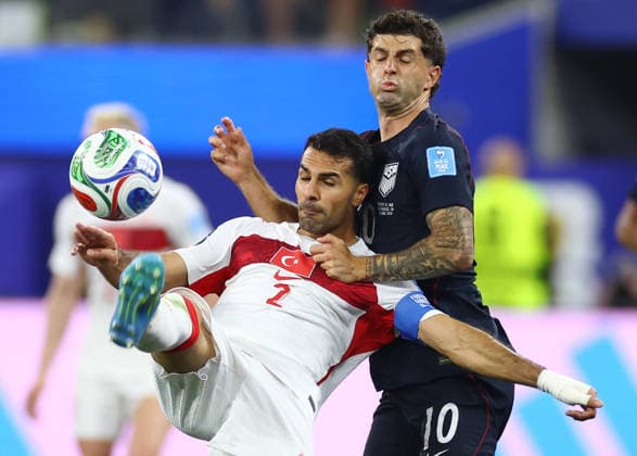 Turkey s Zeki Celik (2) fights for the ball with Christian Pulis of the United States in the second half of a FIFA World Cup, WM, Weltmeisterschaft, Fussball match at Los Angeles Stadium in Los Angeles, on Thursday, June 25, 2026.  LAP20260625823 CHRISTIANxBRUNSKILL