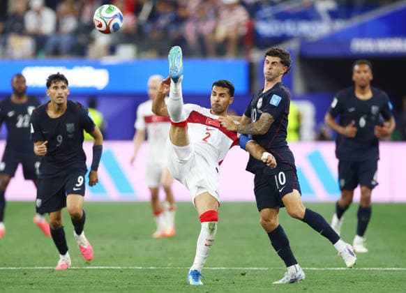 Turkey s Zeki Celik (2) fights for the ball with Christian Pulis of the United States in the second half of a FIFA World Cup, WM, Weltmeisterschaft, Fussball match at Los Angeles Stadium in Los Angeles, on Thursday, June 25, 2026.  LAP20260625824 CHRISTIANxBRUNSKILL