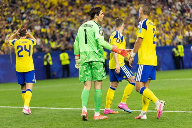 June 25, 2026, Arlington, Texas, USA: Sweden goalkeeper JACOB WIDELL ZETTERSTRo M (1) (left) and Sweden defender GUSTAF LAGERBIELKE (2) (right) interact during a Group F 2026 FIFA World Cup, WM, Weltmeisterschaft, Fussball match between Japan and Sweden at Dallas Stadium in Arlington, Texas. Arlington USA - ZUMAh193 20260625_zsp_h193_013 Copyright: xDanielxMcGregor-Huyerx