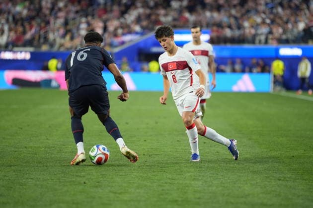 Turkiye v USA - FIFA World Cup, WM, Weltmeisterschaft, Fussball 2026 - Group D LOS ANGELES, CALIFORNIA - JUNE 25: Arda Guler (8) of Turkiye in action against Alex Freeman (16) of USA during the 2026 FIFA World Cup First Stage Group D match between Turkiye and USA at the Los Angeles Stadium (SoFi Stadium) in Inglewood, California, United States on June 25, 2026. Tayfun Coskun Anadolu California United States. Editorial use only. Please get in touch for any other usage.  Copyright: x2026xAnadoluxTayfunxCoskunx