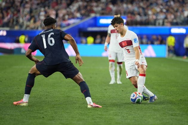 Turkiye v USA - FIFA World Cup, WM, Weltmeisterschaft, Fussball 2026 - Group D LOS ANGELES, CALIFORNIA - JUNE 25: Arda Guler (8) of Turkiye in action against Alex Freeman (16) of USA during the 2026 FIFA World Cup First Stage Group D match between Turkiye and USA at the Los Angeles Stadium (SoFi Stadium) in Inglewood, California, United States on June 25, 2026. Tayfun Coskun Anadolu California United States. Editorial use only. Please get in touch for any other usage.  Copyright: x2026xAnadoluxTayfunxCoskunx