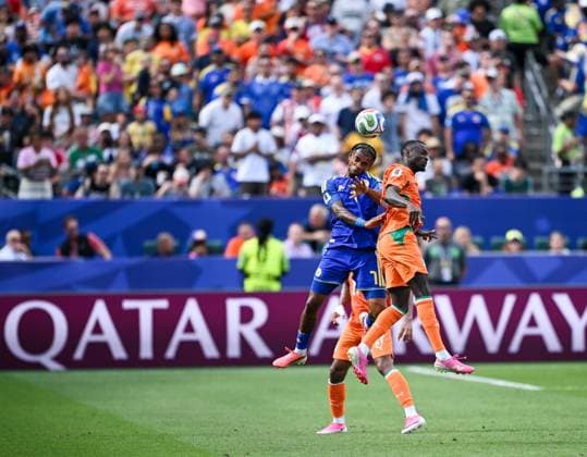 June 25, 2026, Philadelphia, Pennsylvania, United States: Curacao player, JUNINHO BACUNA (7) in action against Ivory Coast player, NICOLAS PEPE (19) during the Group E World Cup match at Philadelphia Stadium Philadelphia USA - ZUMArf1_ 20260625_spo_rf1_315 Copyright: xRickyxFitchettx