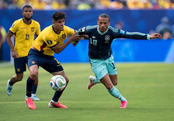 Zweikampf zwischen: duel between: Piero Hincapie (Ecuador, 3) und Leroy Sane (Germany, 19) FIFA World Cup, WM, Weltmeisterschaft, Fussball 2026: Ecuador vs Deutschland 25 June 2026, FIFA World Cup 2026: Ecuador vs Deutschland (Group E, Matchday 3) at New York New Jersey Stadium in East Rutherford, New Jersey, USA. *** Tackle between Piero Hincapie (Ecuador, No. 3) and Leroy Sané (Germany, No. 19) at the 2026 FIFA World Cup: Ecuador vs. Germany on June 25, 2026; 2026 FIFA World Cup: Ecuador vs. Germany, Group E, Matchday 3 at New York–New Jersey Stadium in East Rutherford, New Jersey, USA Copyright: HMBxMedia xMarcoxBader