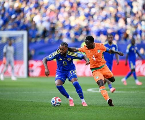 June 25, 2026, Philadelphia, Pennsylvania, United States: Curacao TYBRANDLEY KUWAS (17) in action against Ivory CoastoÂ¢Ã¢öÂ¬Ã¢Â¢s player, JEAN MICHAEL SERI (4) during the Group E World Cup match at Philadelphia Stadium Philadelphia USA - ZUMArf1_ 20260625_spo_rf1_340 Copyright: xRickyxFitchettx