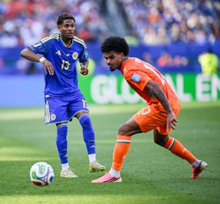 June 25, 2026, Philadelphia, Pennsylvania, United States: Curacao TYRESE NOSLIN (13) in action against Ivory CoastoÂ¢Ã¢öÂ¬Ã¢Â¢s player, CHRISTOPHER OPERI (13) during the Group E World Cup match at Philadelphia Stadium Philadelphia USA - ZUMArf1_ 20260625_spo_rf1_336 Copyright: xRickyxFitchettx